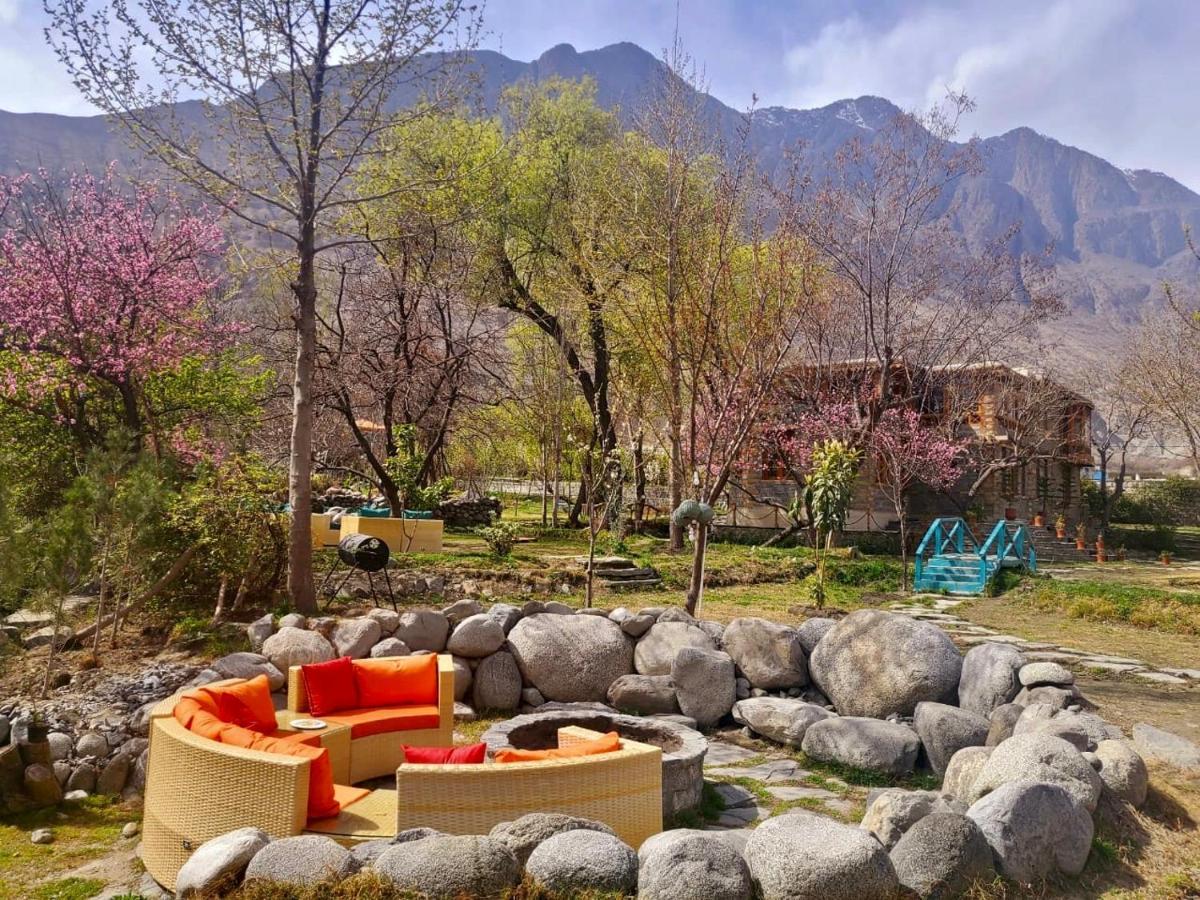 Riverdale Gilgit Exteriör bild