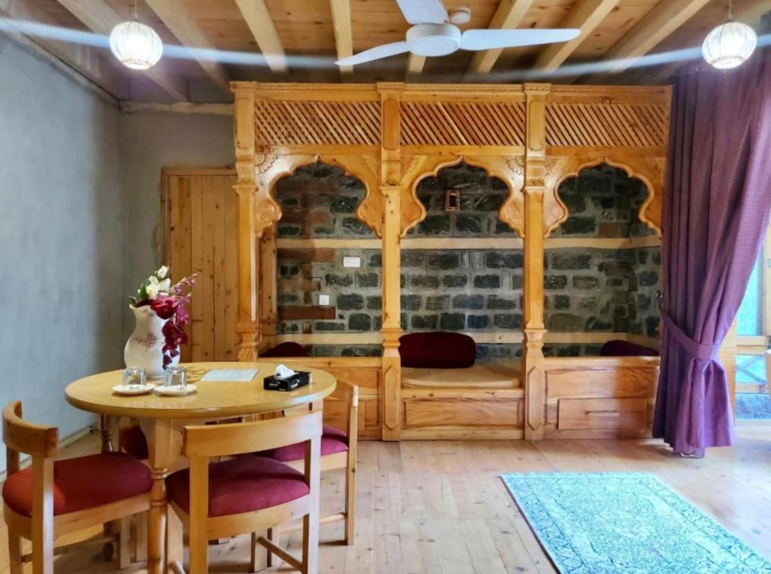 Riverdale Gilgit Exteriör bild